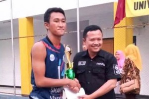 Rektor Uniku menyerahkan piala kepada pemenang voli Uniku Cup.
